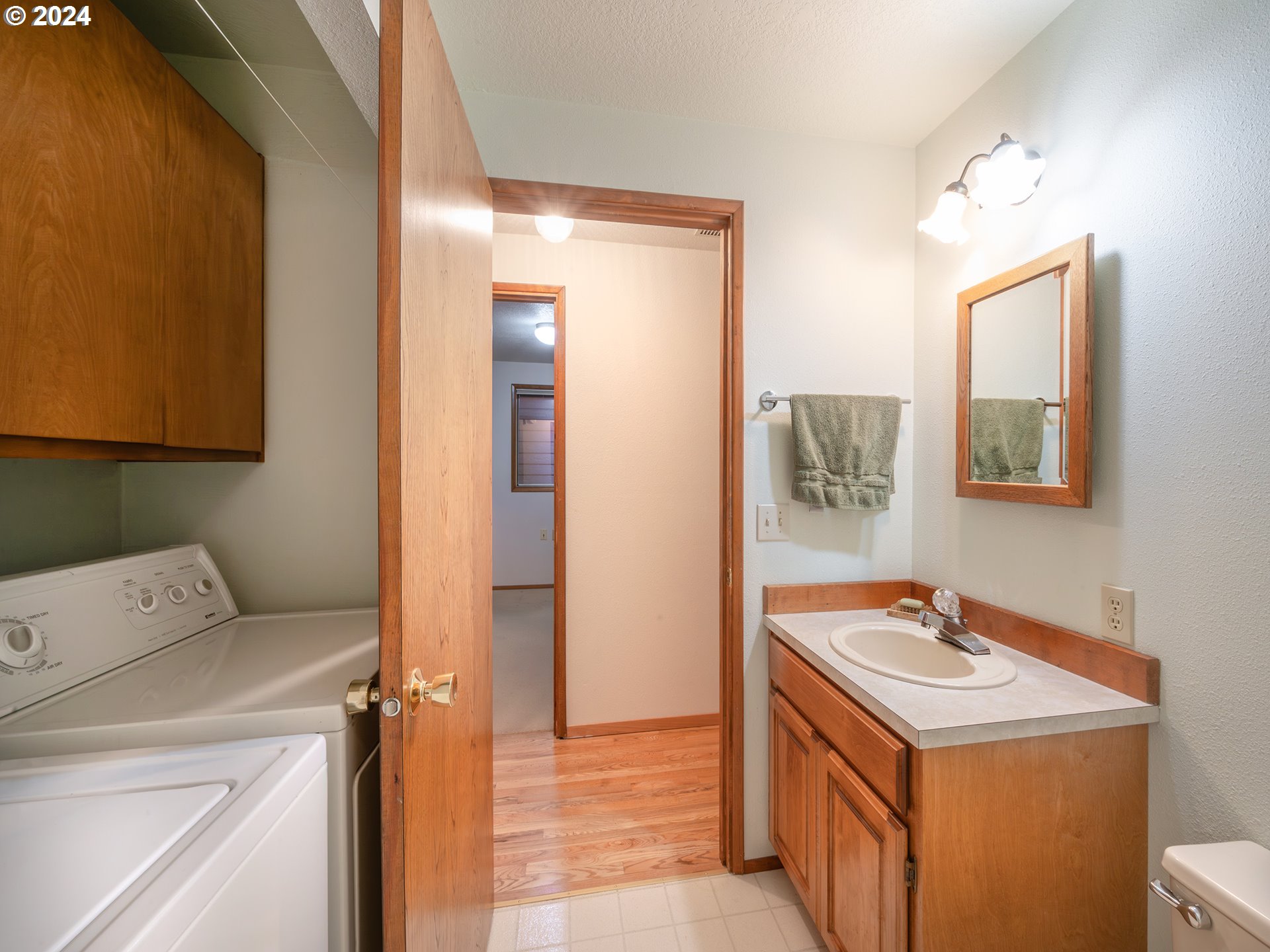 1778 West 27th Place Eugene, OR 97405 - Photo 23 of 43 a bathroom with a sink a vanity and a mirror