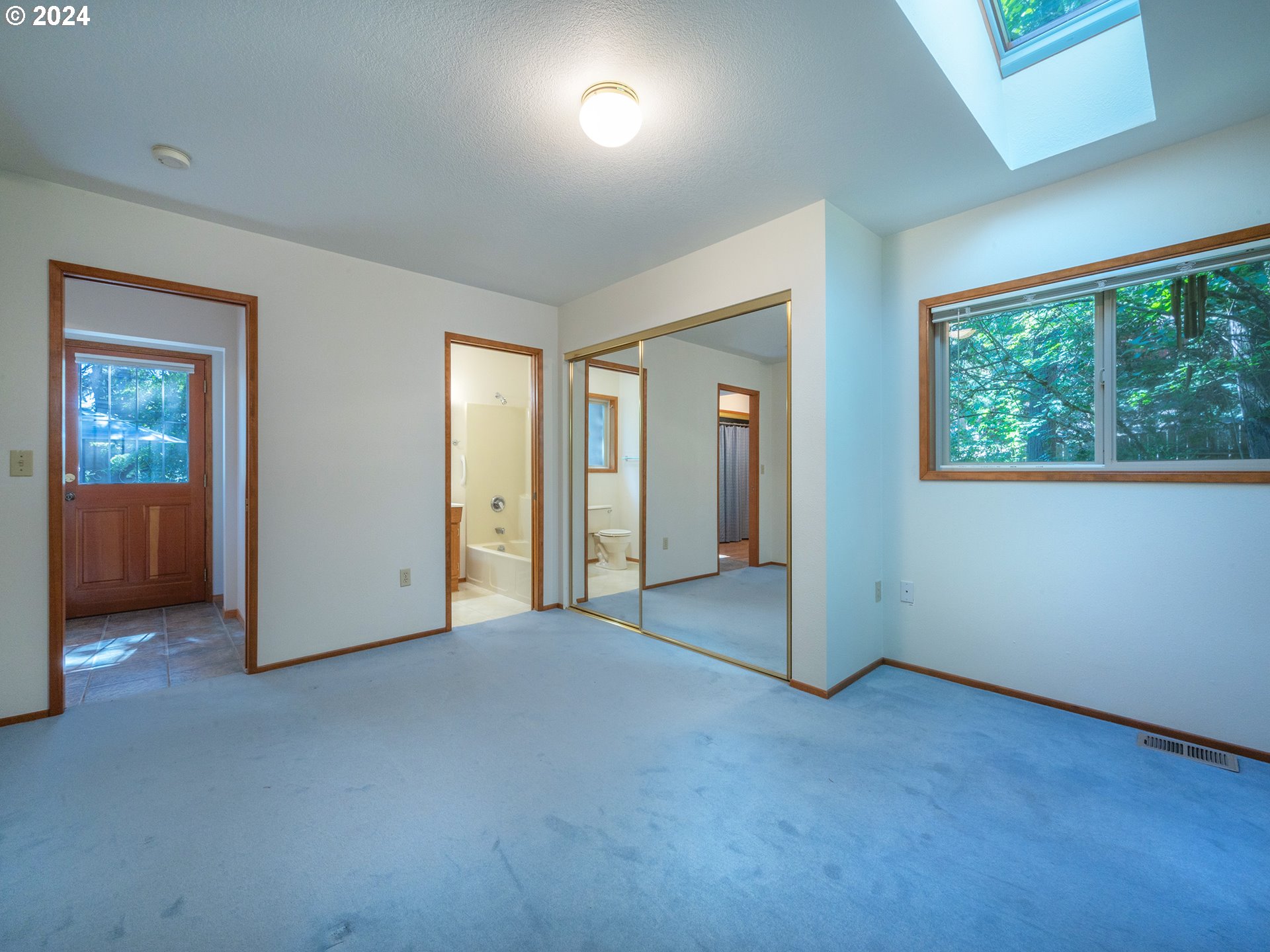 1778 West 27th Place Eugene, OR 97405 - Photo 27 of 43 an empty room with windows