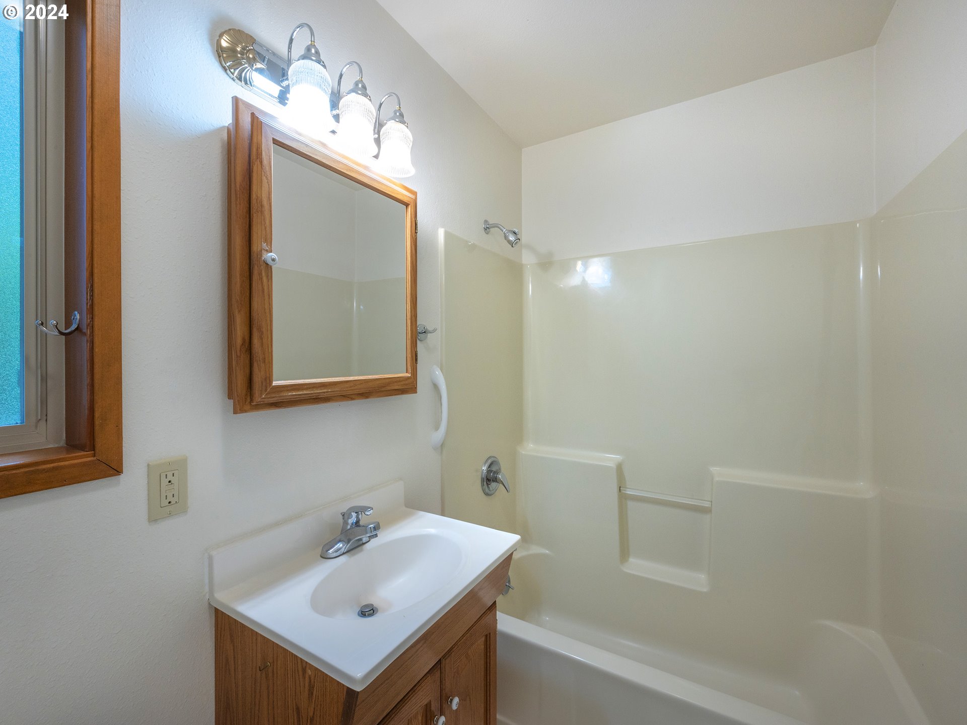 1778 West 27th Place Eugene, OR 97405 - Photo 29 of 43 a bathroom with a sink and a mirror