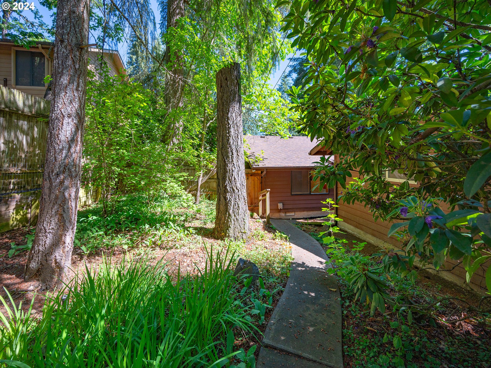 1778 West 27th Place Eugene, OR 97405 - Photo 40 of 43 a backyard of a house with lots of green space