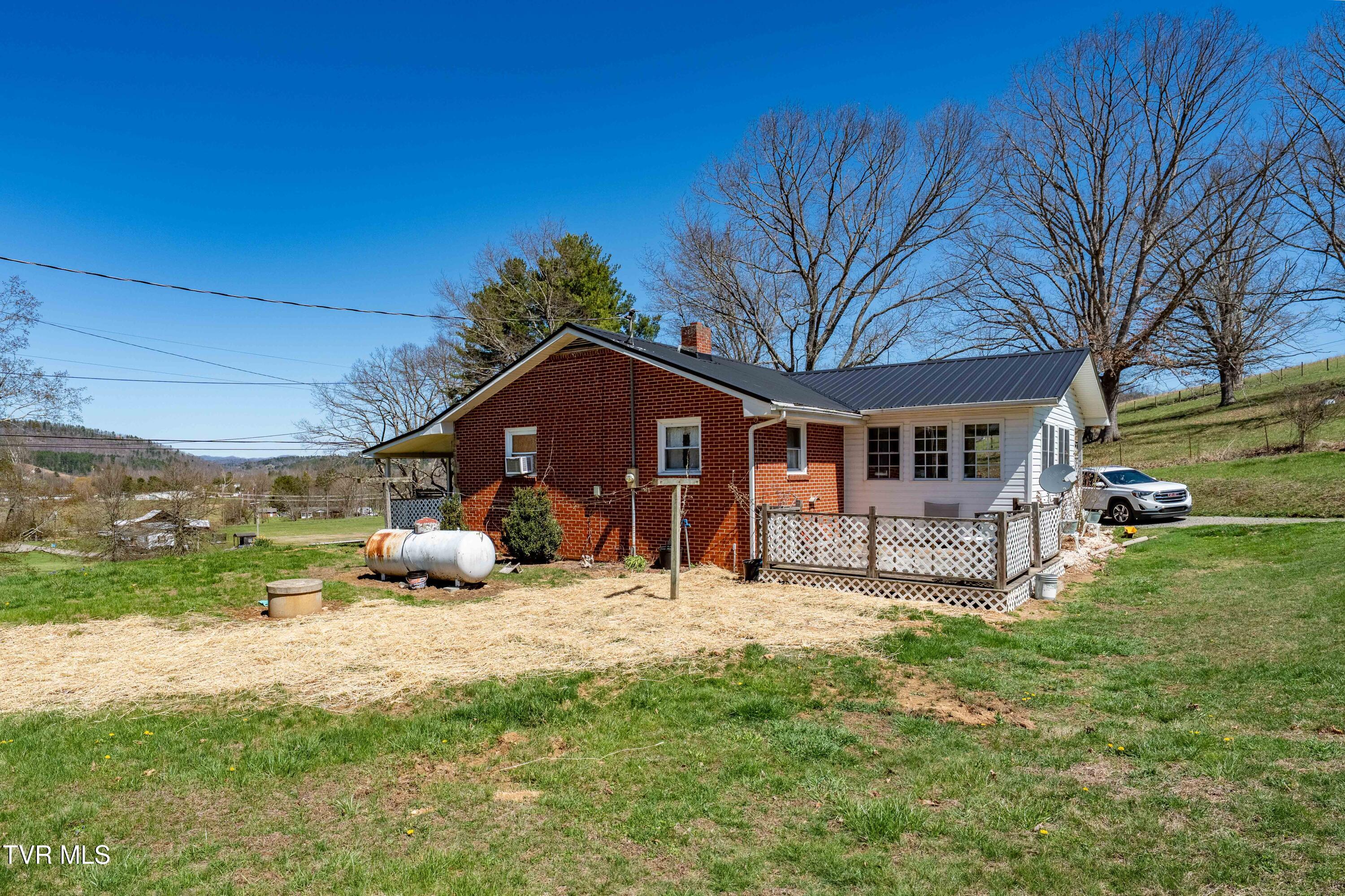 288 Arnold Road Mountain City, TN 37683 - Photo 3 of 27 288 Arnold Rd (10 of 44)