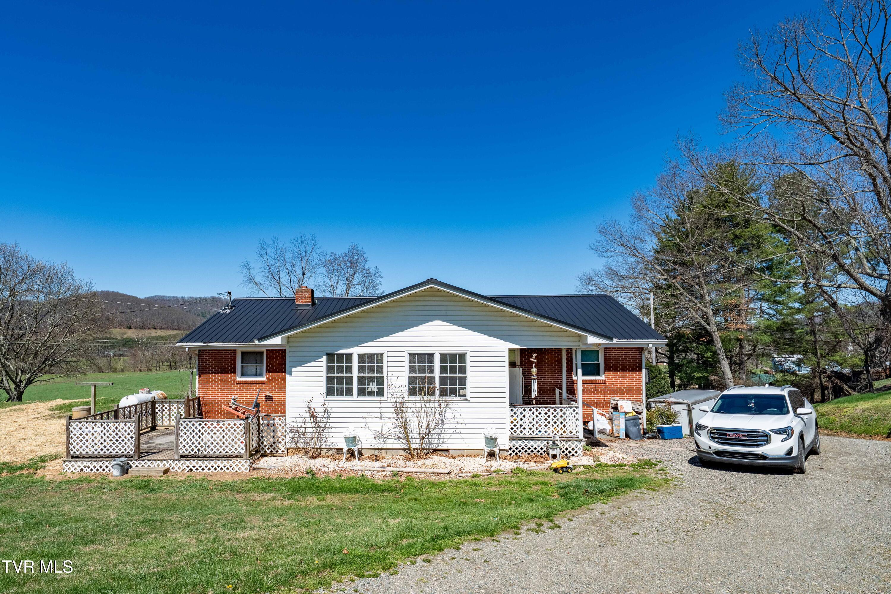 288 Arnold Road Mountain City, TN 37683 - Photo 4 of 27 288 Arnold Rd (16 of 44)