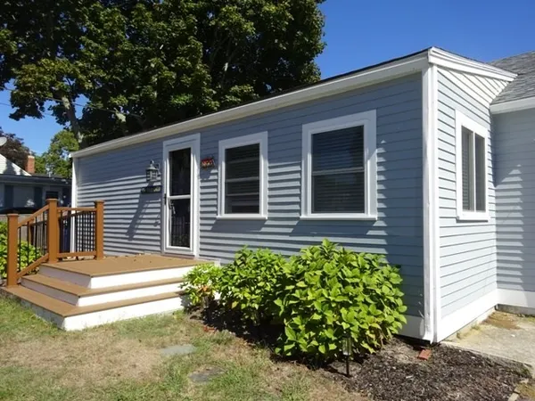 a view of a house with backyard