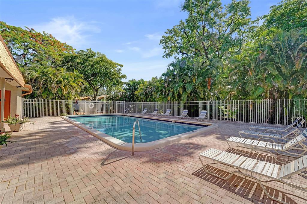 750 East Coco Plum Circle, Unit 2 Plantation, FL 33324 - Photo 19 of 21 a view of a backyard