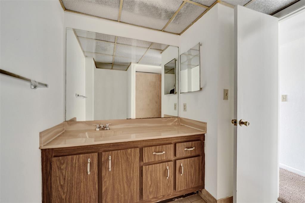 750 East Coco Plum Circle, Unit 2 Plantation, FL 33324 - Photo 10 of 21 a bathroom with a sink vanity and mirror