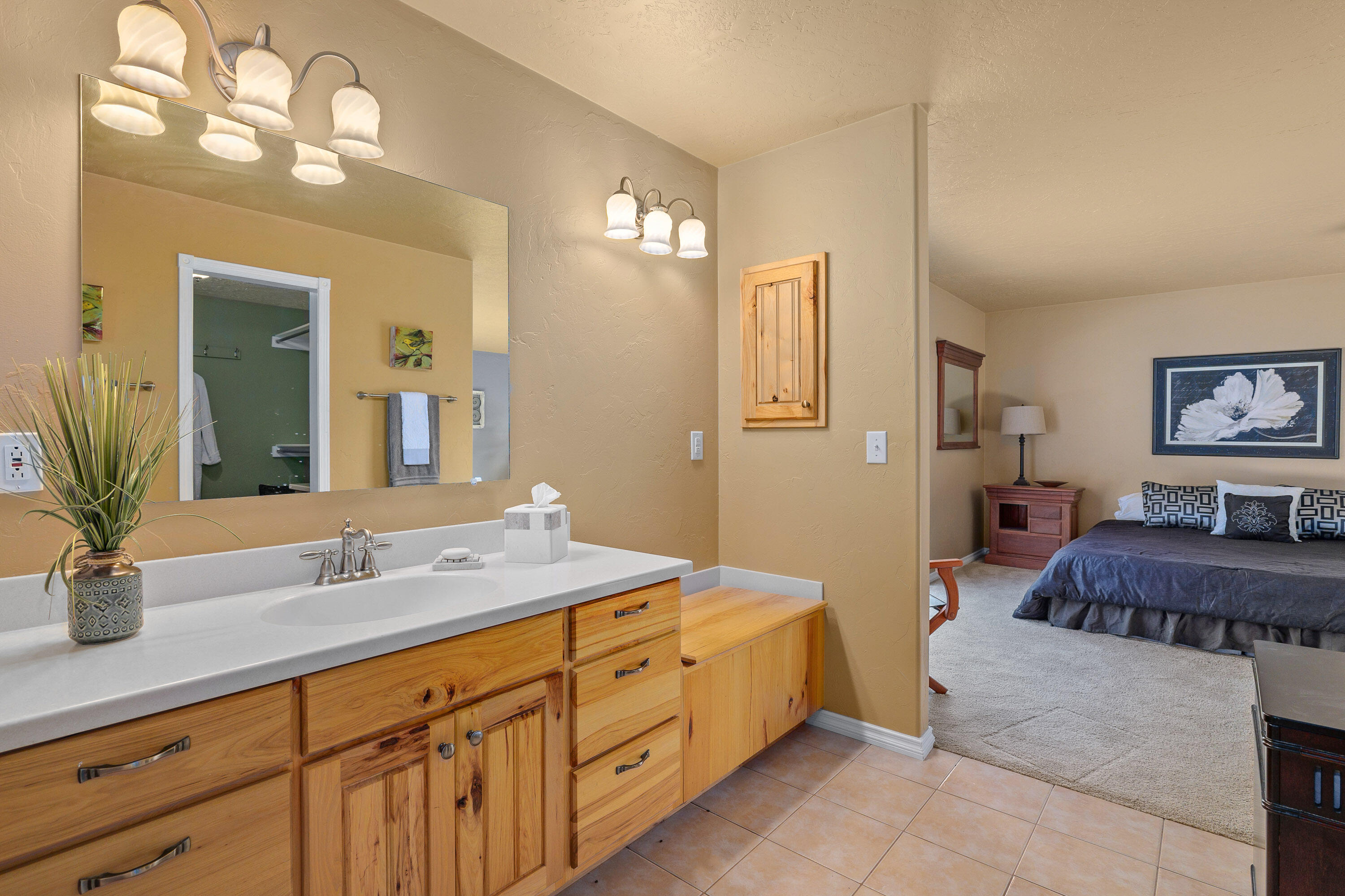 536 Ragsdale Road Trail, OR 97541 - Photo 30 of 67 a spacious en suite bathroom with a double vanity sink and a mirror