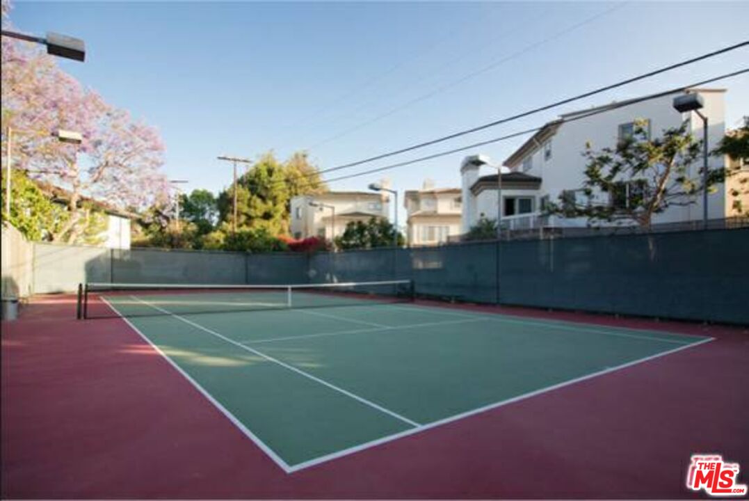 5832 Bowcroft Street, Unit 4 Los Angeles, CA 90016 - Photo 27 of 34 a view of a tennis court