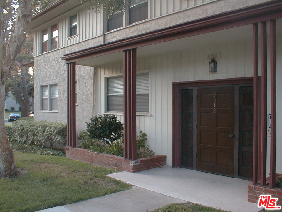 5832 Bowcroft Street, Unit 4 Los Angeles, CA 90016 - Photo 3 of 34 a view of a door of the house