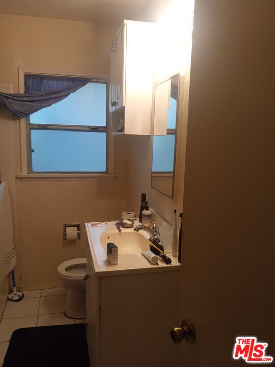 5832 Bowcroft Street, Unit 4 Los Angeles, CA 90016 - Photo 10 of 34 a bathroom with a sink and a toilet