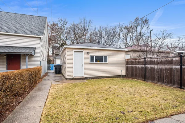 a view of a backyard