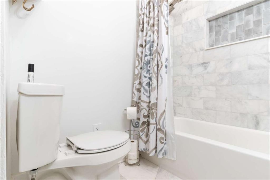 2173 Anderson Avenue Northeast Covington, GA 30014 - Photo 28 of 49 a bathroom with a toilet and a bathtub