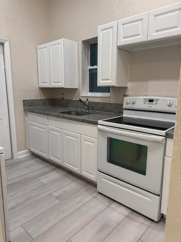 $2,400 | 1040 17th Street, West Palm Beach, FL 33407