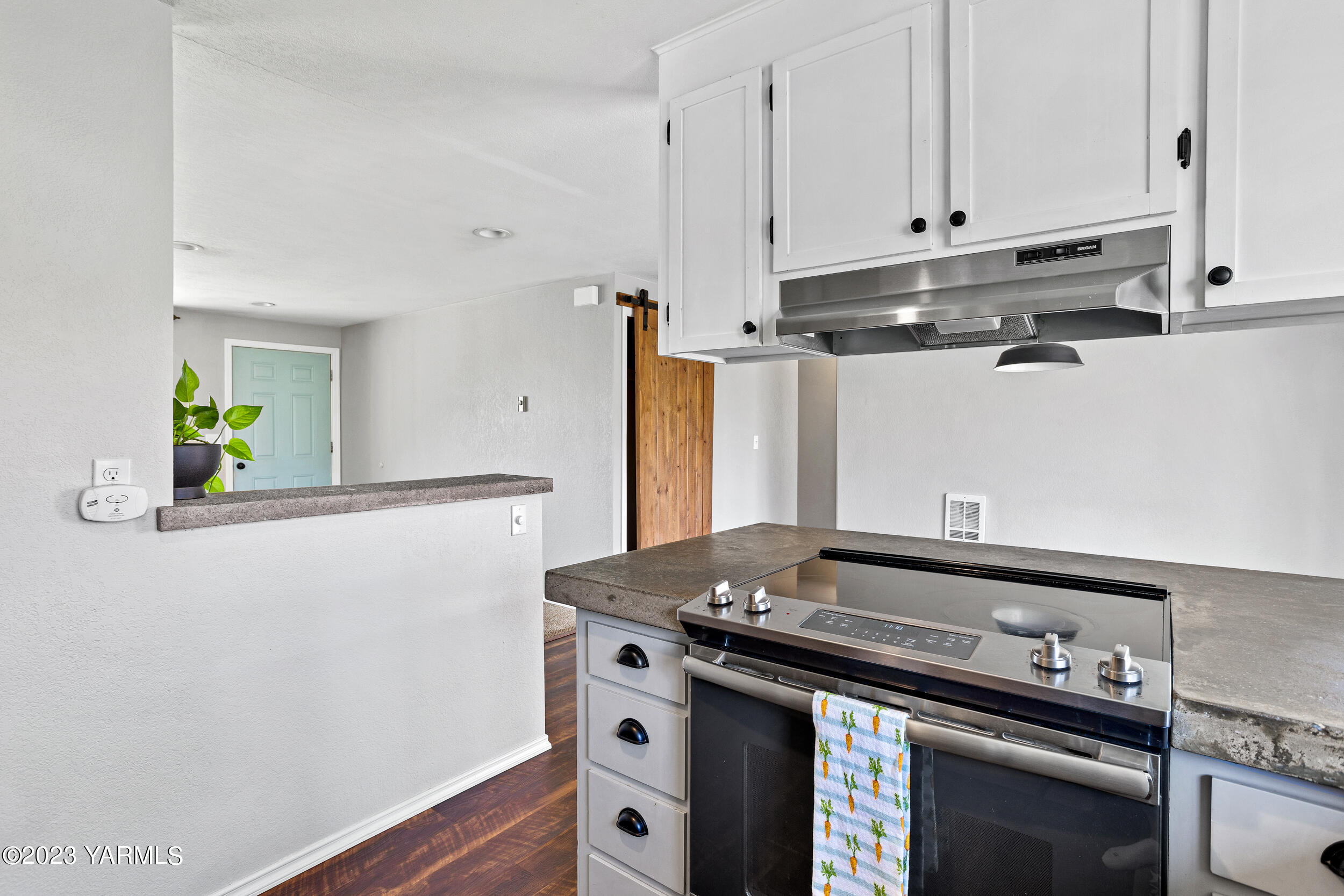 10 Schlect Road Yakima, WA 98908 - Photo 13 of 34 Great Flow with a Barndoor in view