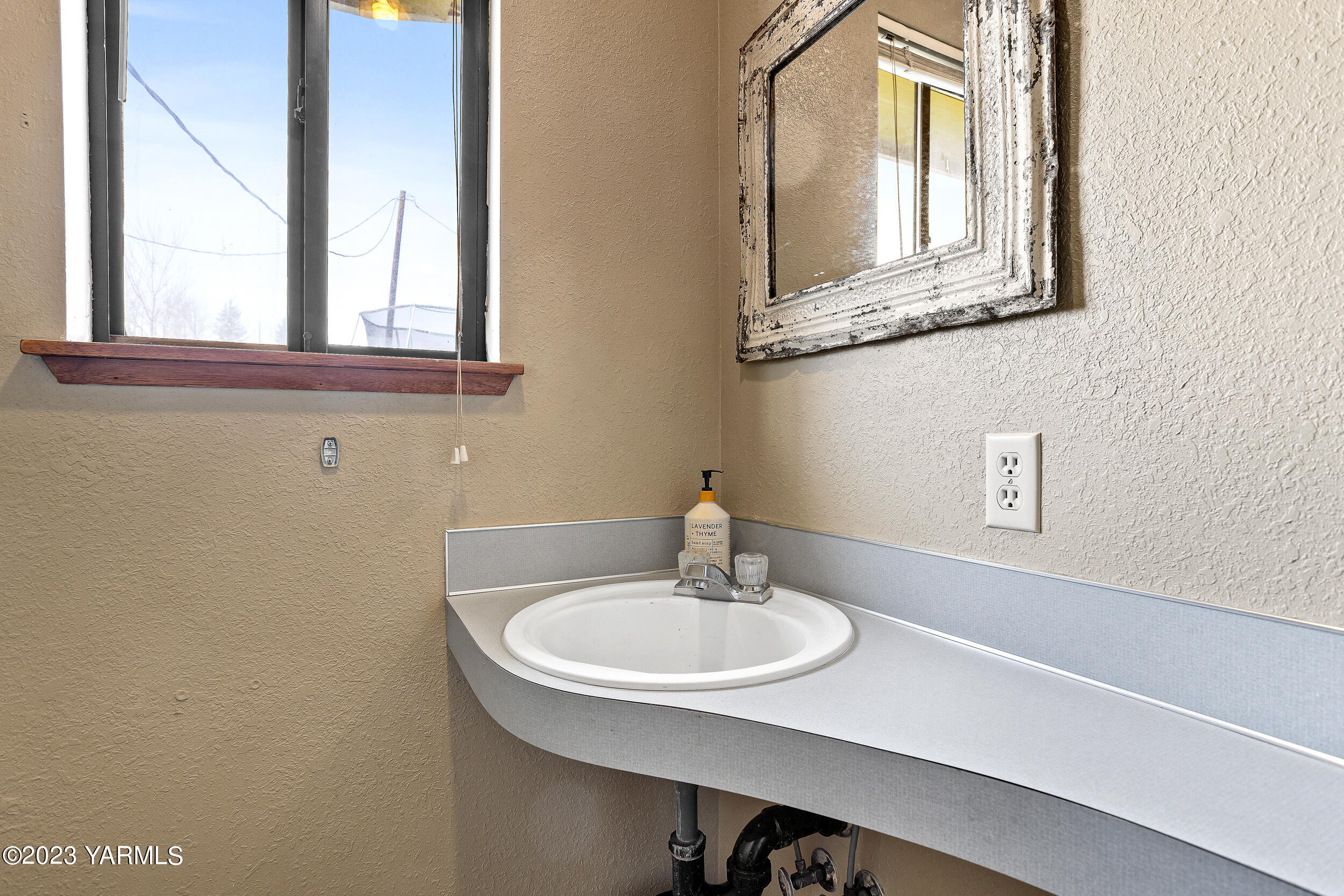 10 Schlect Road Yakima, WA 98908 - Photo 23 of 34 Vintage Half Bath Powder Room
