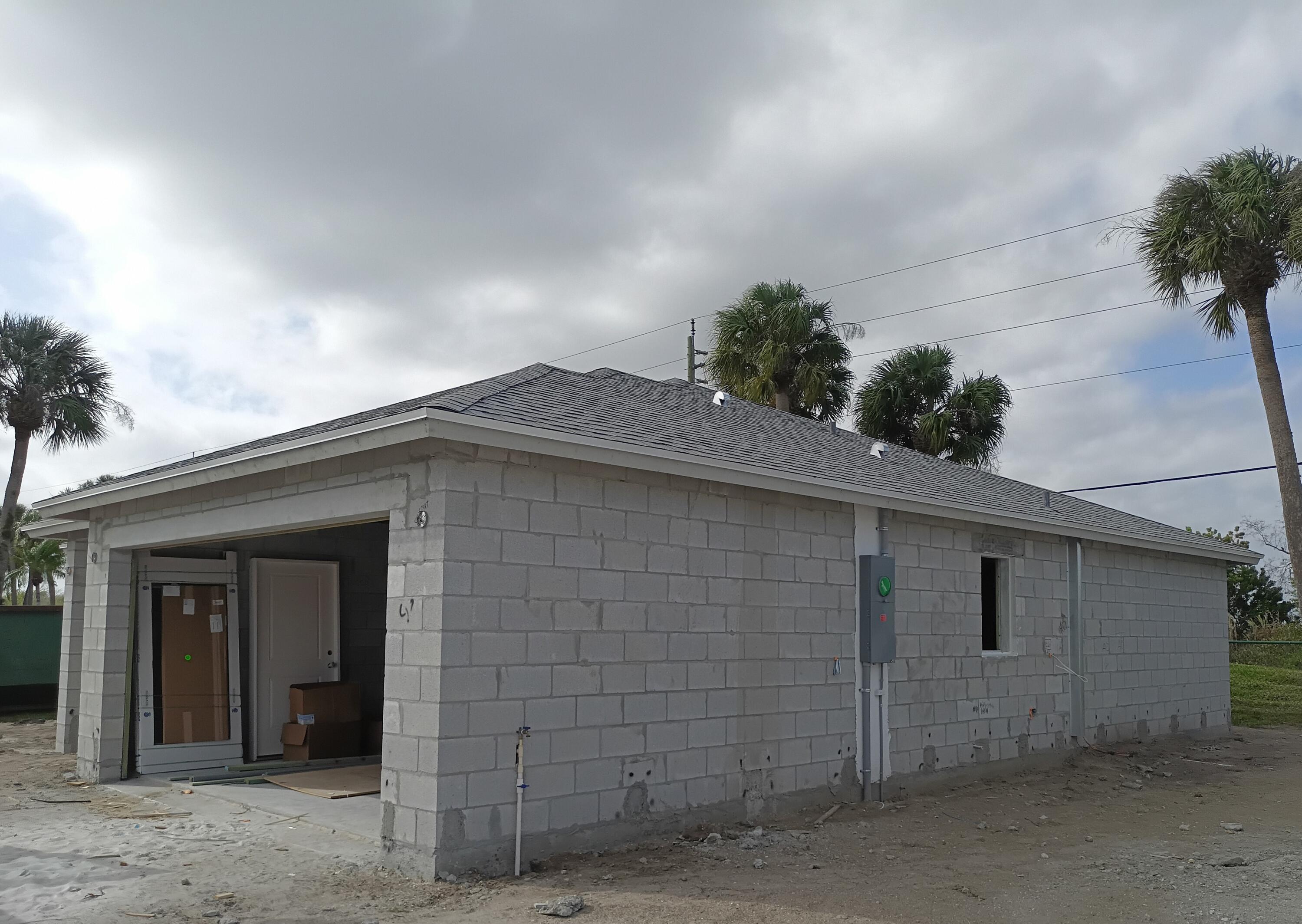 4335 Southwest 15th Way Okeechobee, FL 34974 - Photo 11 of 14 front view of a house
