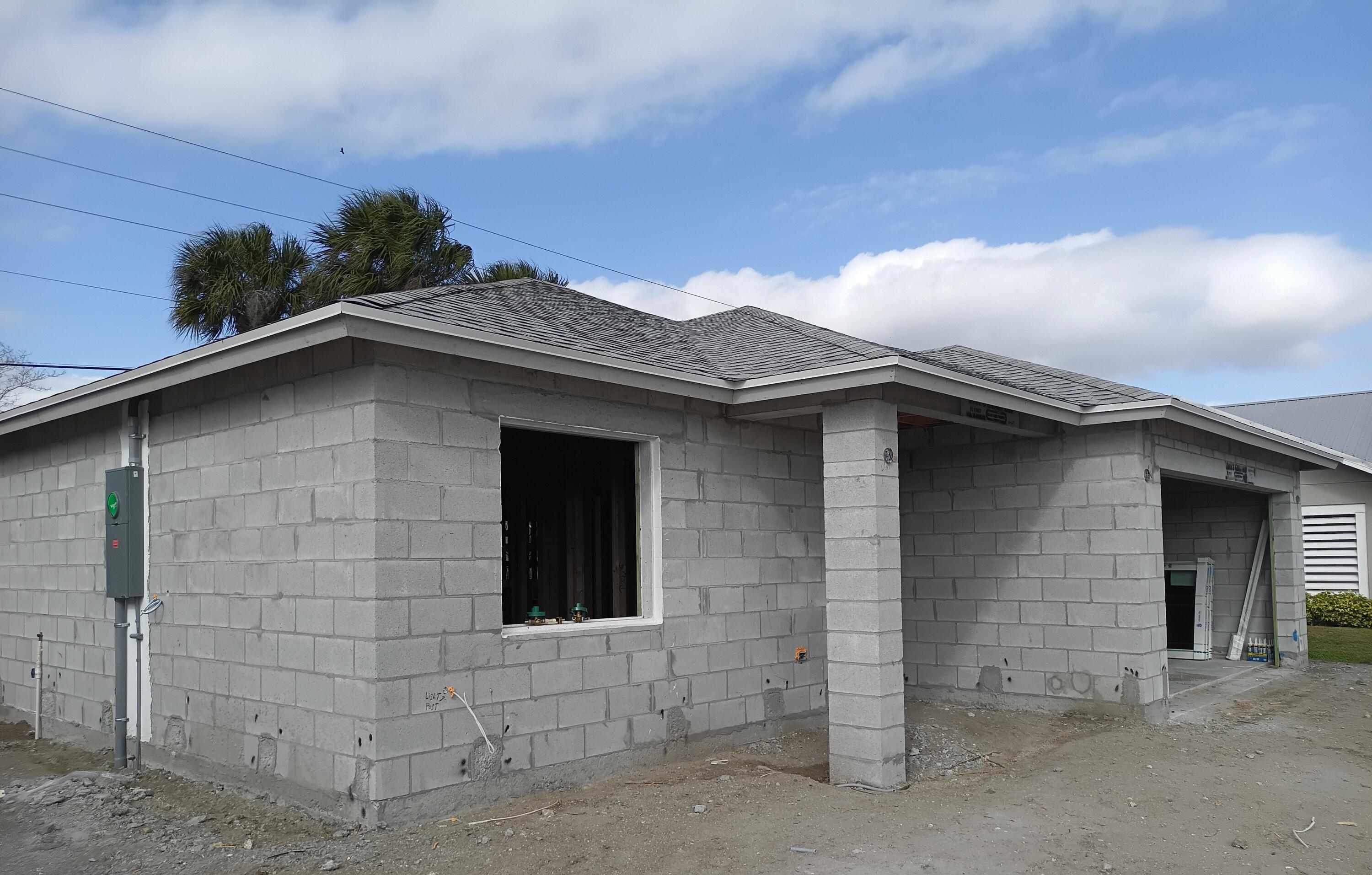 4335 Southwest 15th Way Okeechobee, FL 34974 - Photo 10 of 14 a house with a outdoor space