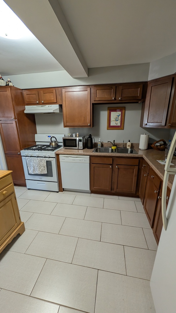 10353 Dearlove Road, Unit 2G Glenview, IL 60025 - Photo 3 of 13 Gallery Image 3