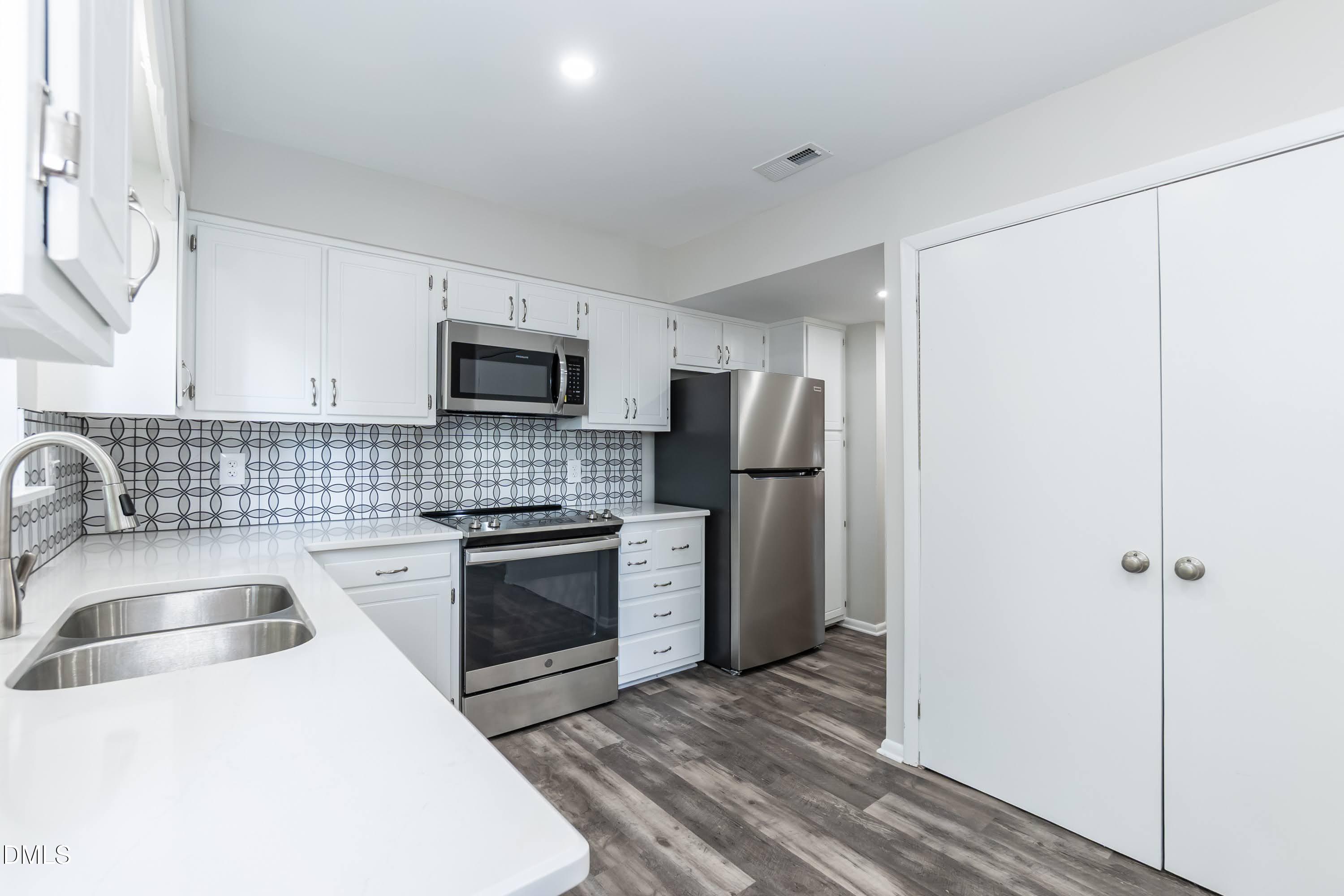 709 East Millbrook Road Raleigh, NC 27609 - Photo 10 of 26 Kitchen 01 (26)