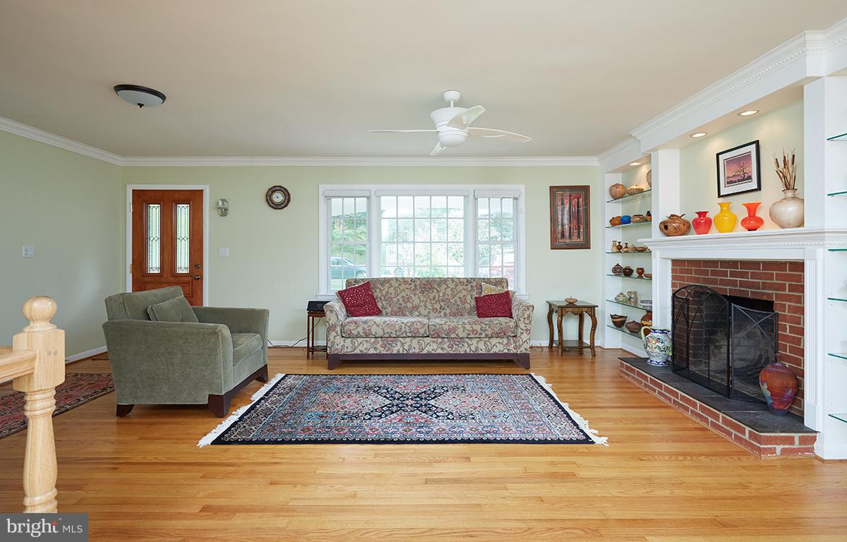 13822 Leibig Road Silver Spring, MD 20904 - Photo 4 of 30 Living Room