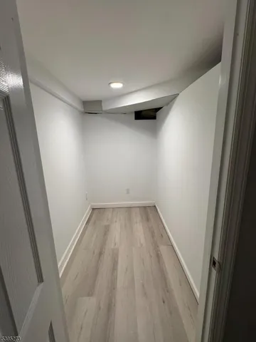 en empty room with wooden floor