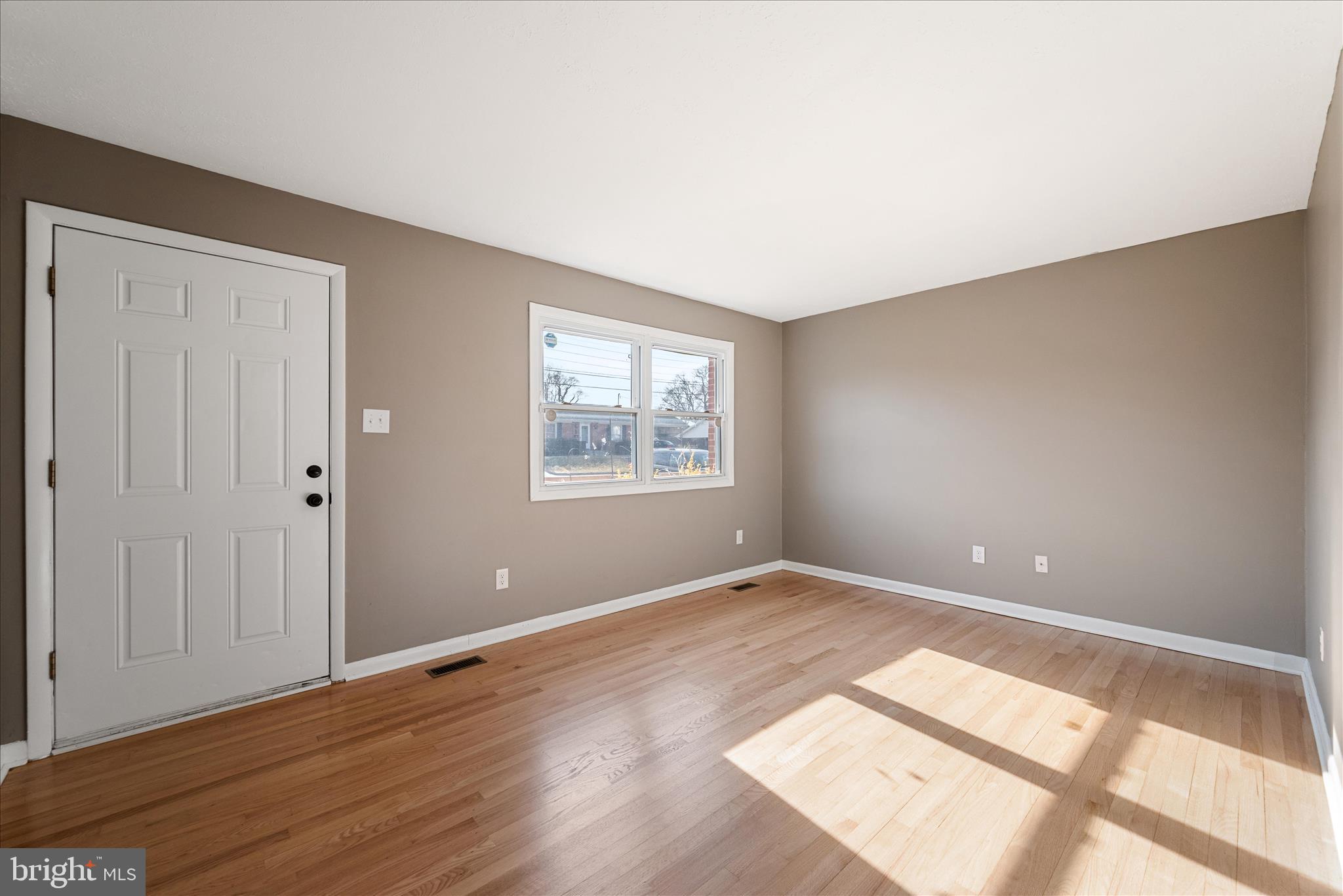 136 Scott Street Front Royal, VA 22630 - Photo 6 of 40 Living Room