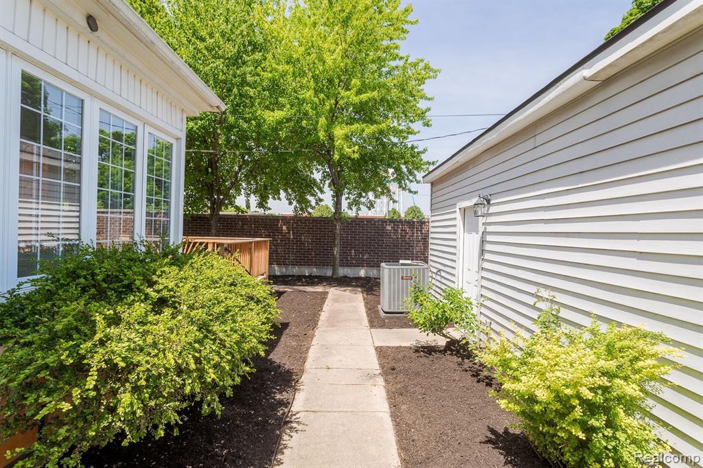 9 Ridge Road Pleasant Ridge, MI 48069 - Photo 22 of 33