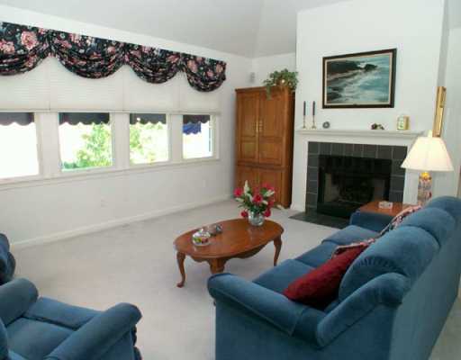 8 Oyster Point, Unit 9 Warren, RI 02885 - Photo 3 of 8 Living Room.