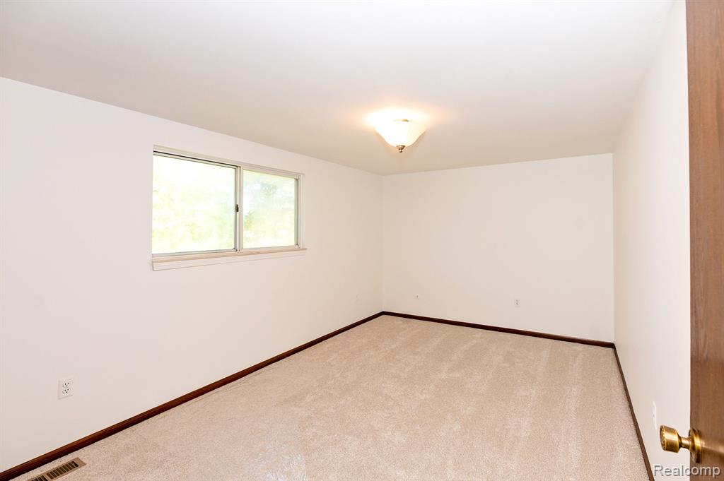 645 Lockmoore Court Rochester Hills, MI 48307 - Photo 37 of 56
