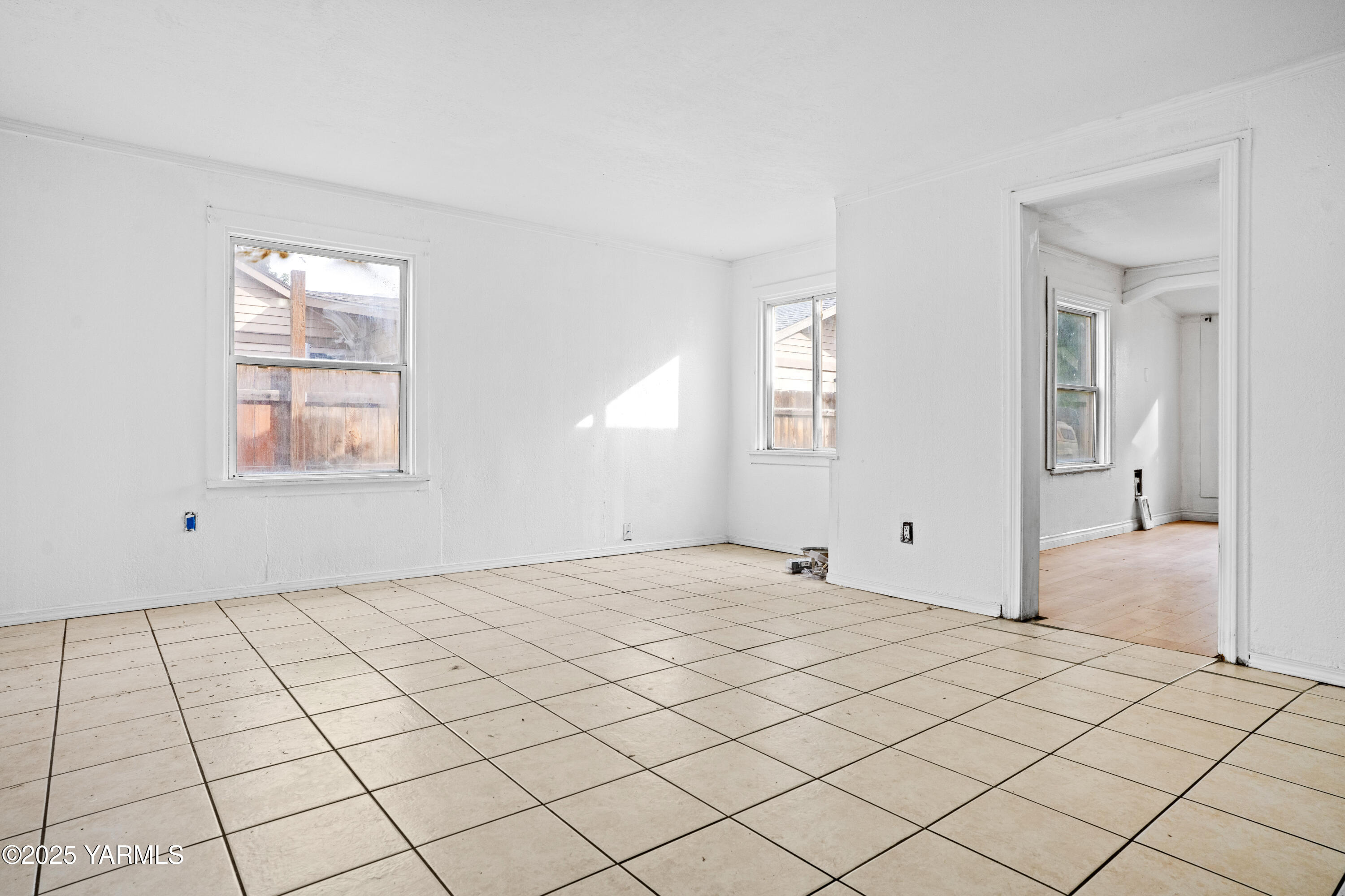 206 East R Street Yakima, WA 98901 - Photo 6 of 12 Living Room