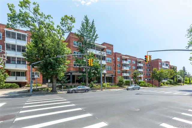 $708,000 | 1 Kensington Gate, Unit 302, Great Neck, NY 11021