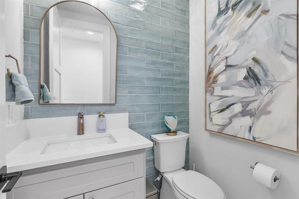 218 East Dallas Road, Unit 104 Grapevine, TX 76051 - Photo 20 of 40 2nd Level Half Bathroom