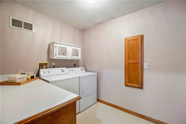 $590,000 | 15145 Lakeport Lane, Smithville, MO 64089