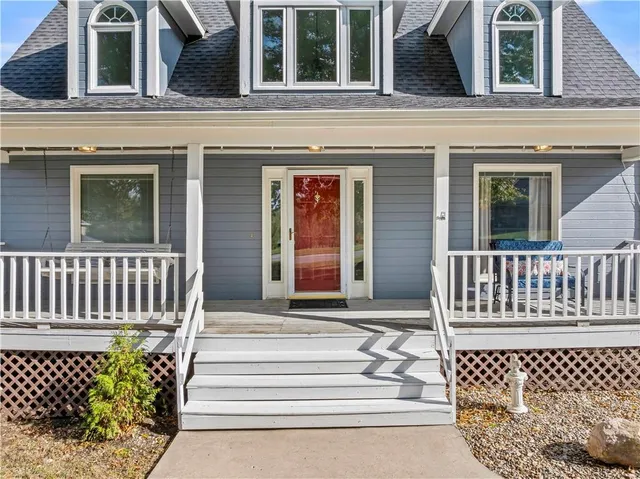 $590,000 | 15145 Lakeport Lane, Smithville, MO 64089