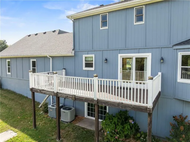 $590,000 | 15145 Lakeport Lane, Smithville, MO 64089