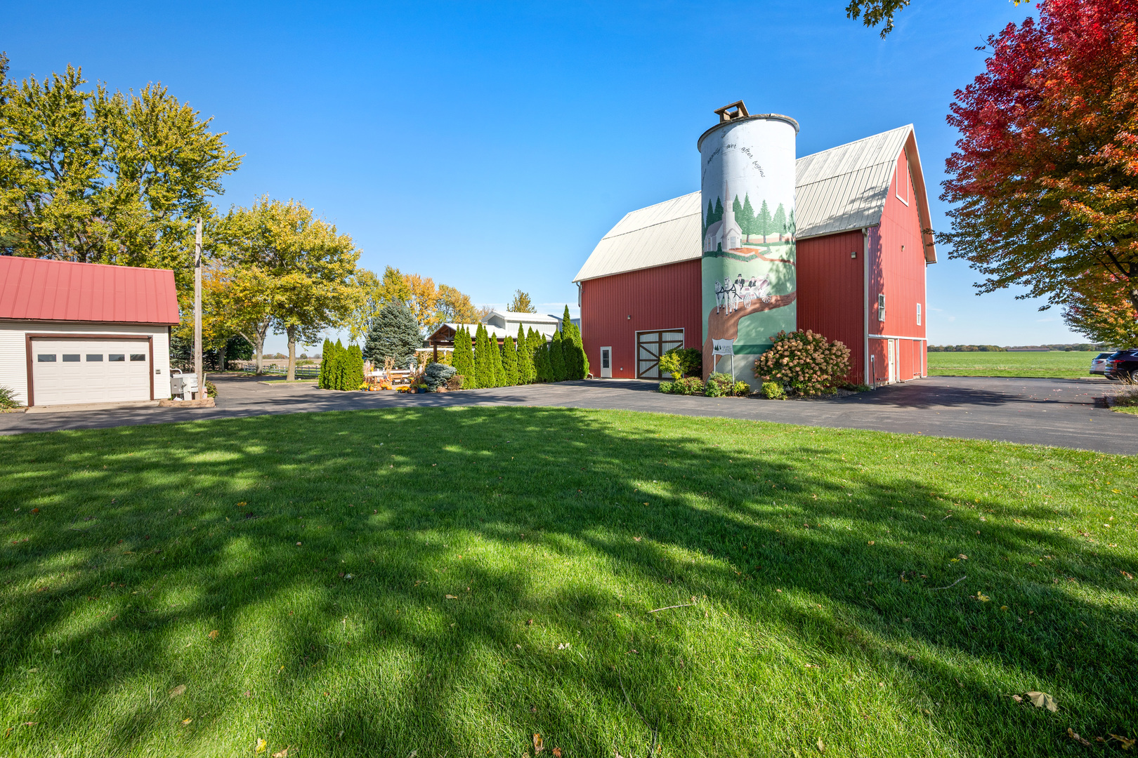 15165 Quigley Road Sycamore, IL 60178 - Photo 40 of 101 a backyard of a house with lots of green space