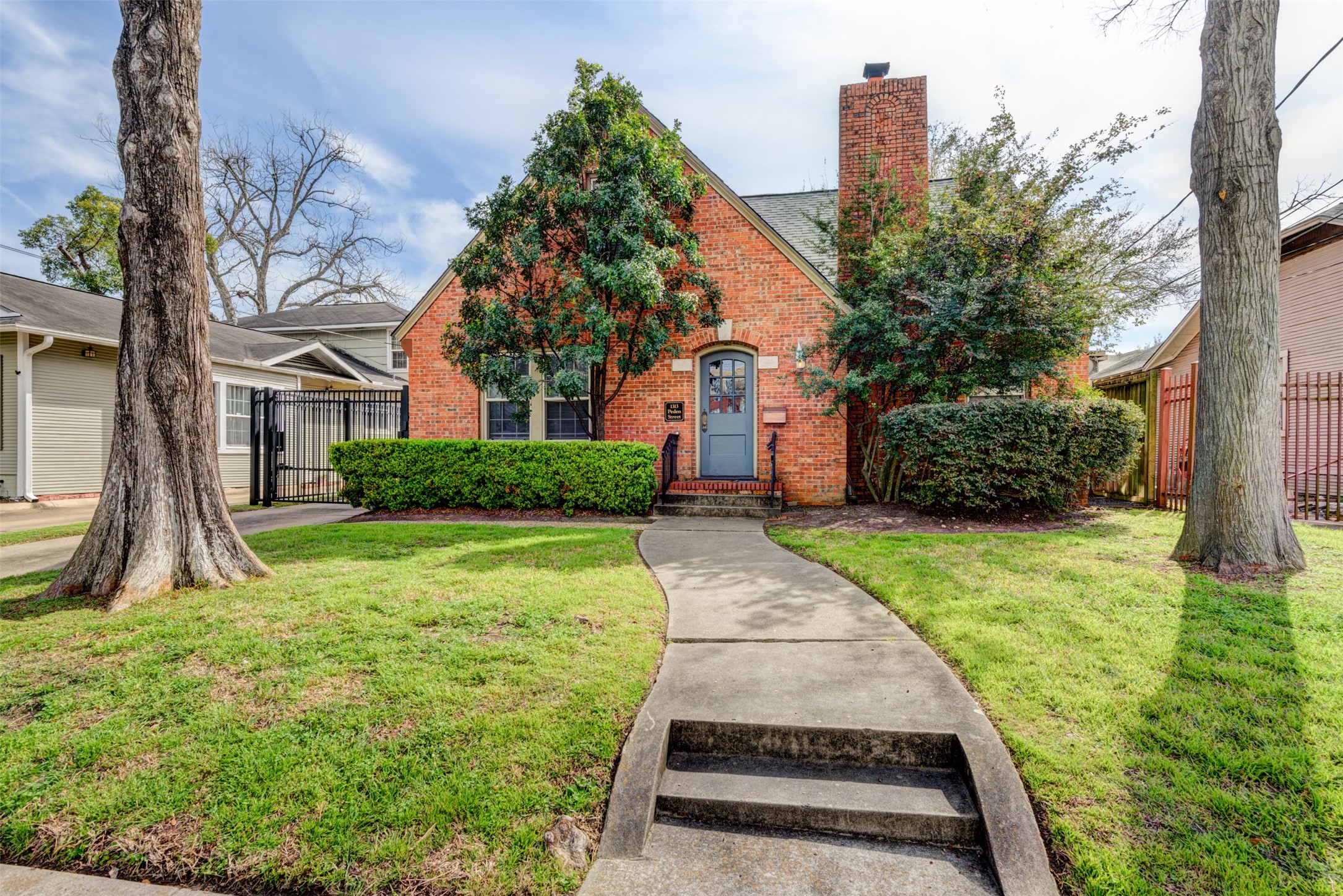 a view of a yard in front of a house
