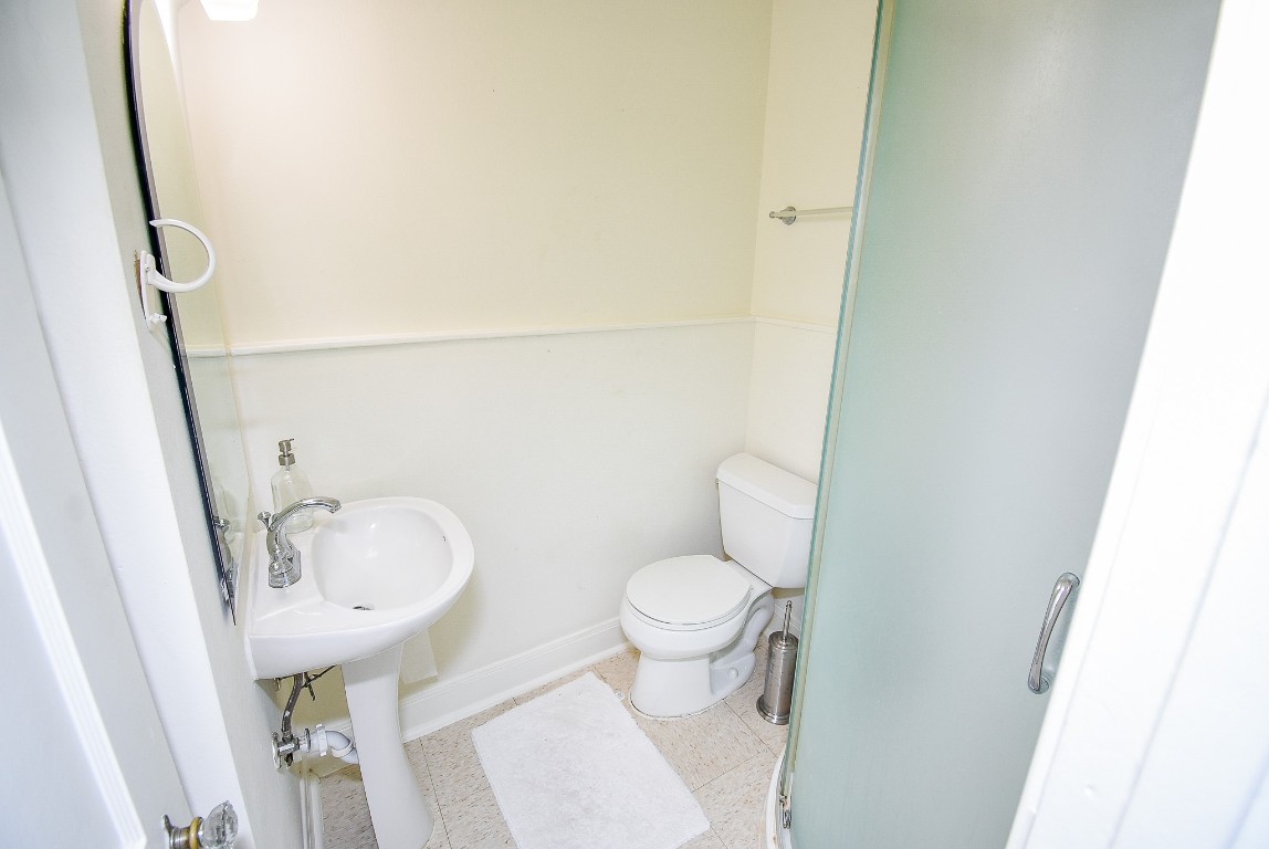 1313 Peden Street Houston, TX 77006 - Photo 16 of 33 a bathroom with a sink toilet and shower