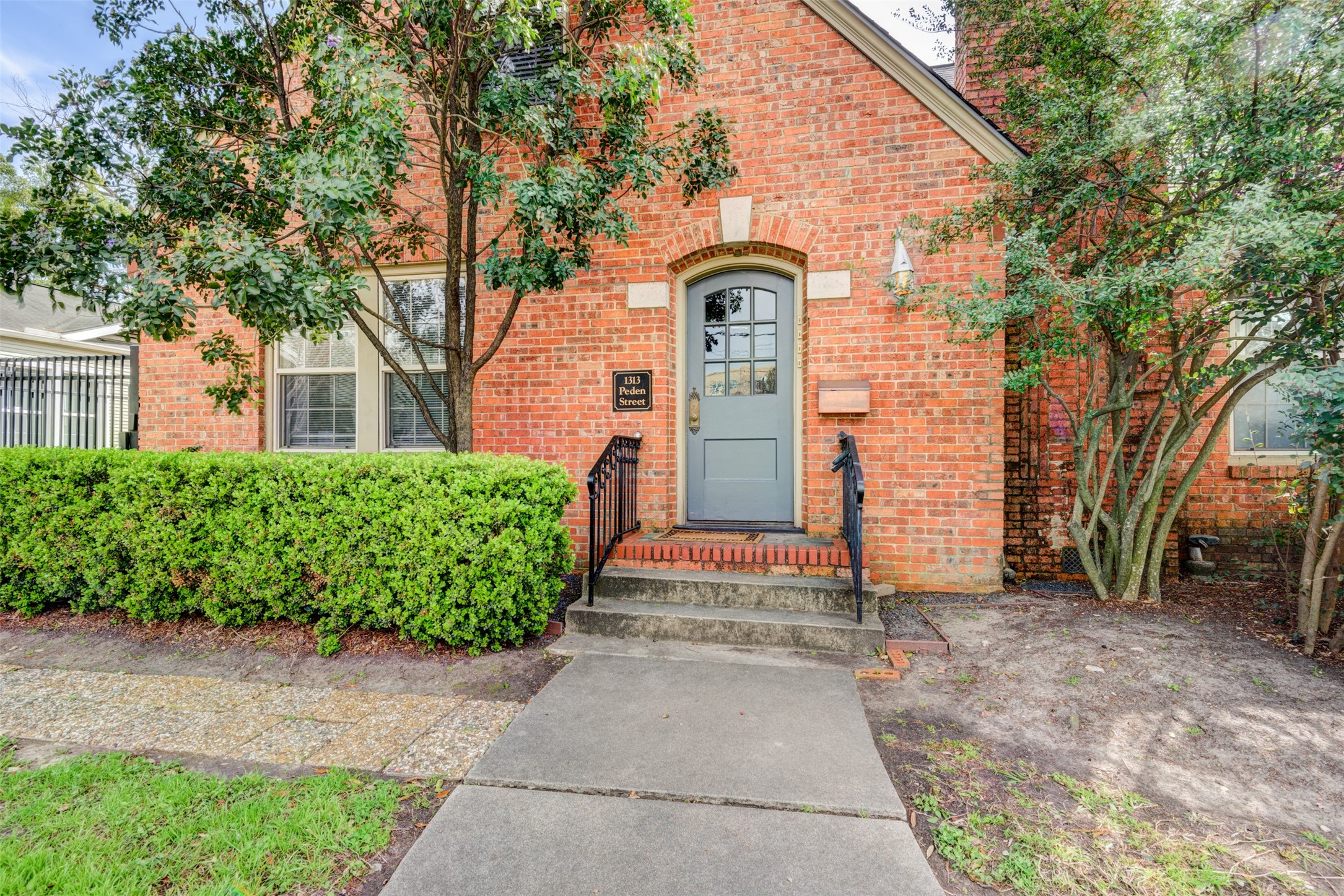 1313 Peden Street Houston, TX 77006 - Photo 2 of 33 a front view of a house with garden