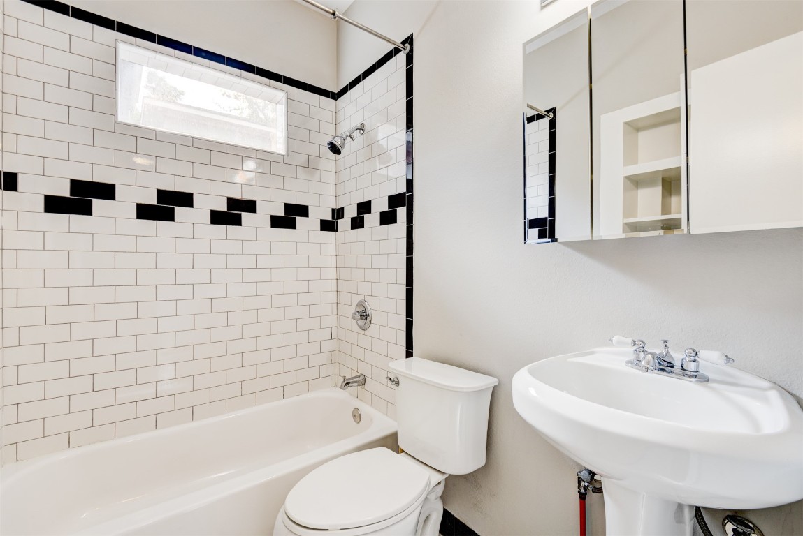 1313 Peden Street Houston, TX 77006 - Photo 28 of 33 a bathroom with a bathtub shower sink mirror and toilet