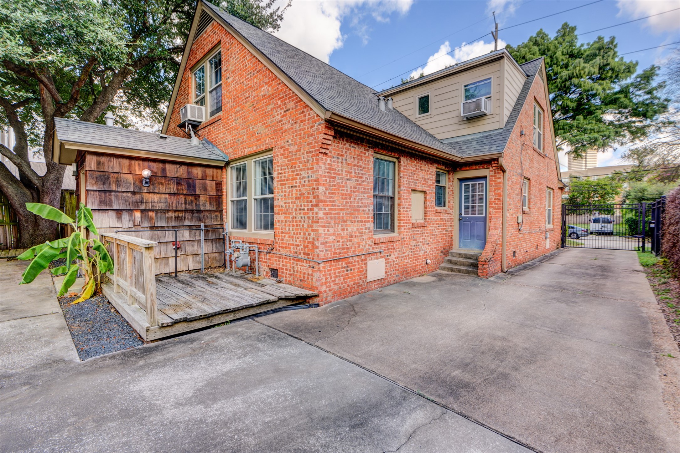 1313 Peden Street Houston, TX 77006 - Photo 33 of 33 a front view of a house with garden