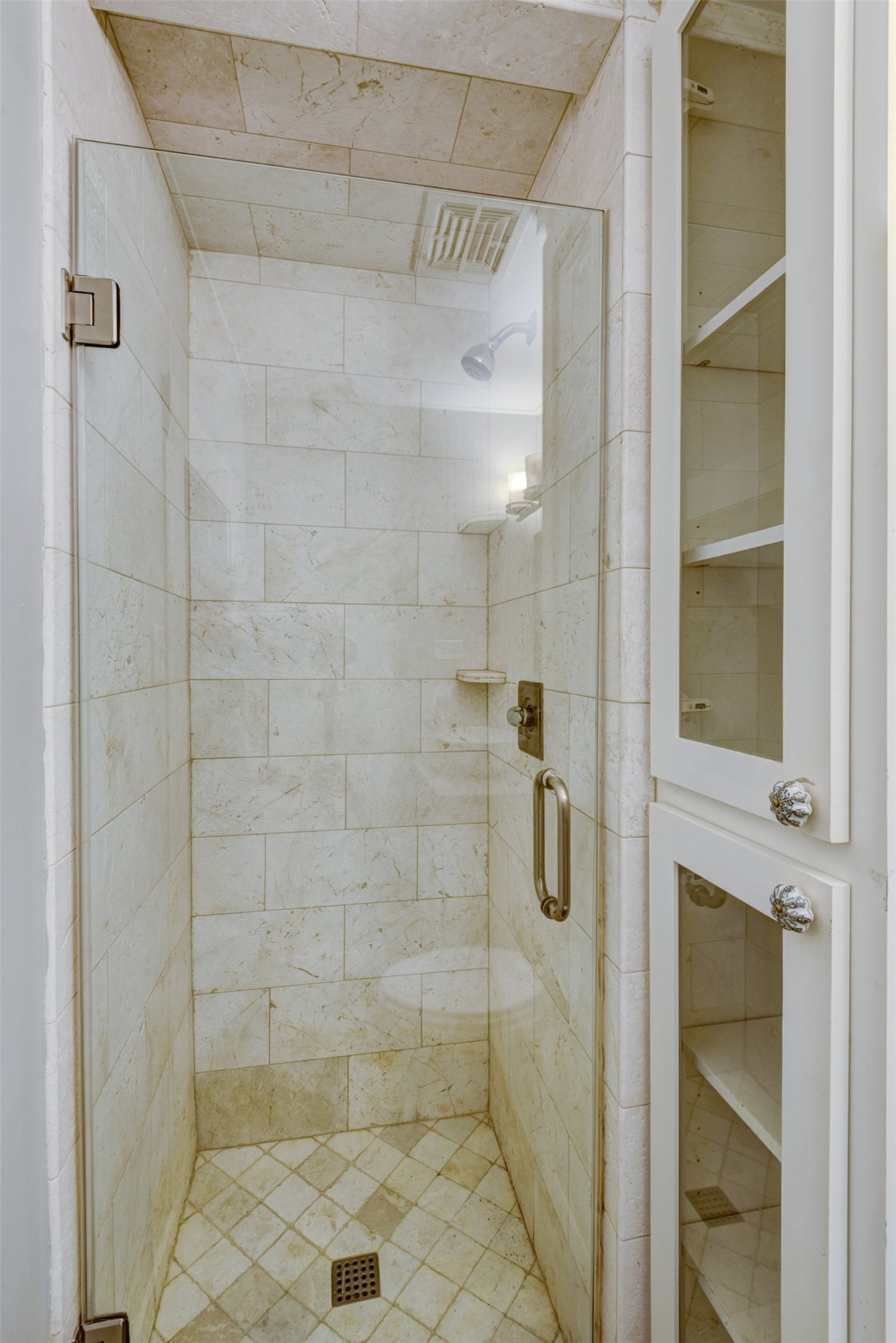1313 Peden Street Houston, TX 77006 - Photo 10 of 33 a bathroom with a shower