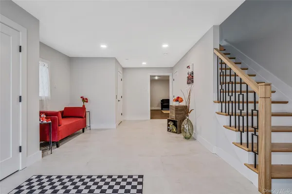 a view of livingroom with furniture