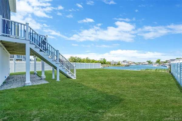 a view of an house with backyard and deck
