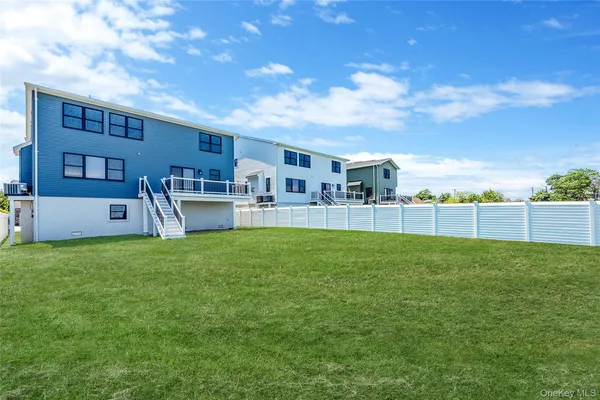 a view of a house with backyard and a garden