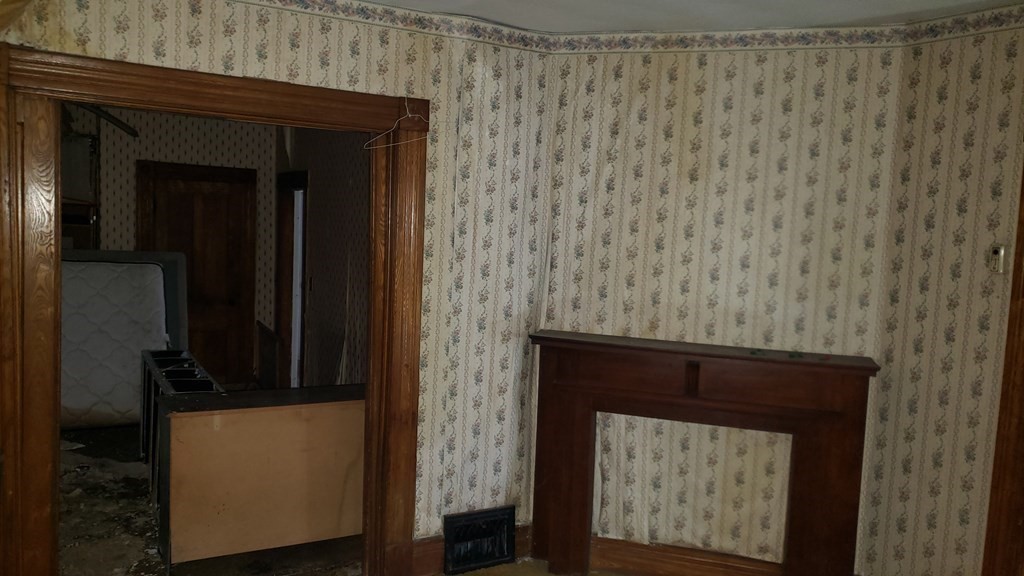 136 Bowles Street Springfield, MA 01109 - Photo 3 of 21 Gallery Image 3