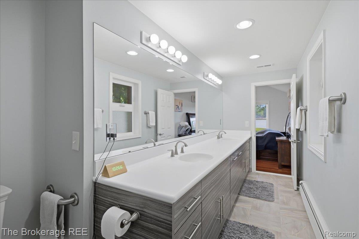 261 Reymont Road Waterford, MI 48327 - Photo 13 of 49 Bathroom