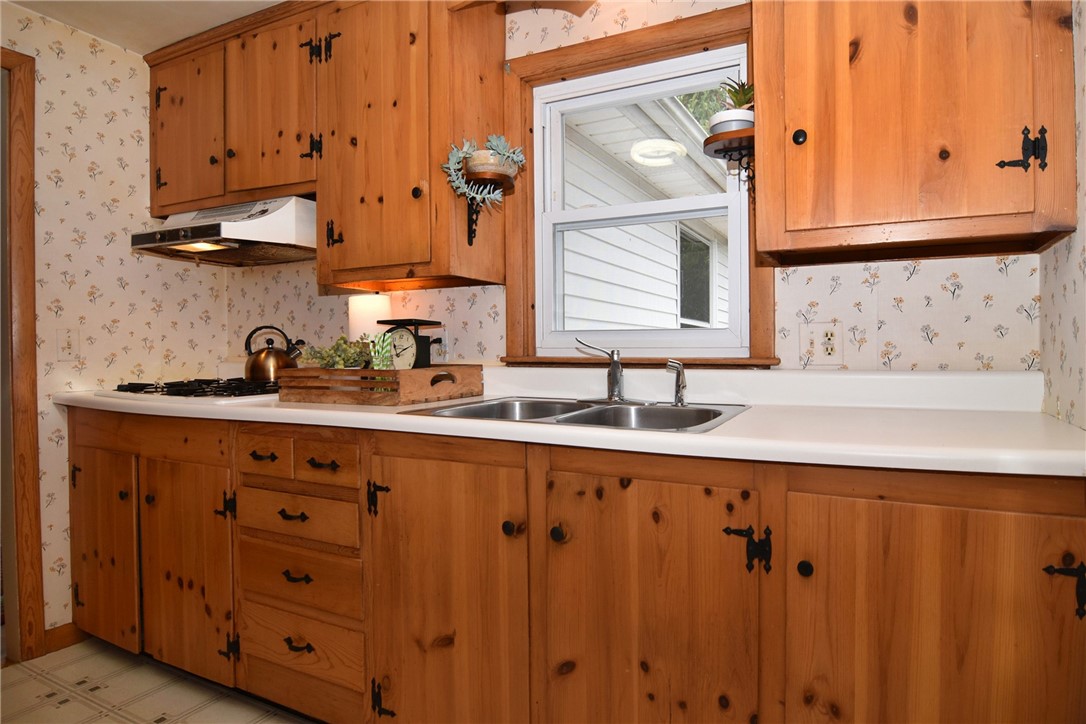 46 Longfellow Drive Warwick, RI 02818 - Photo 14 of 35