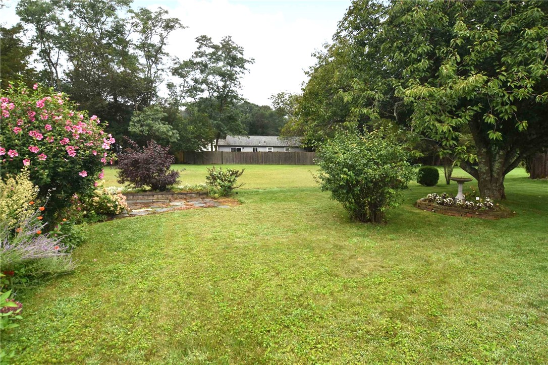 46 Longfellow Drive Warwick, RI 02818 - Photo 2 of 35