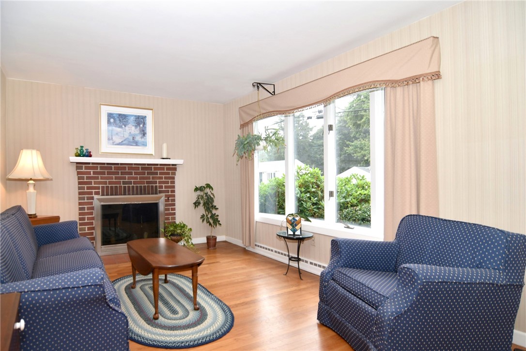 46 Longfellow Drive Warwick, RI 02818 - Photo 4 of 35