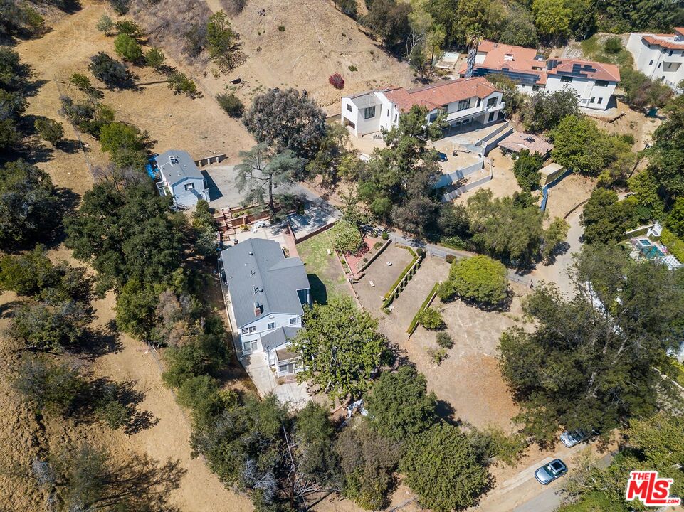 12334 Viewcrest Road Studio City, CA 91604 - Photo 16 of 21 Gallery Image 16